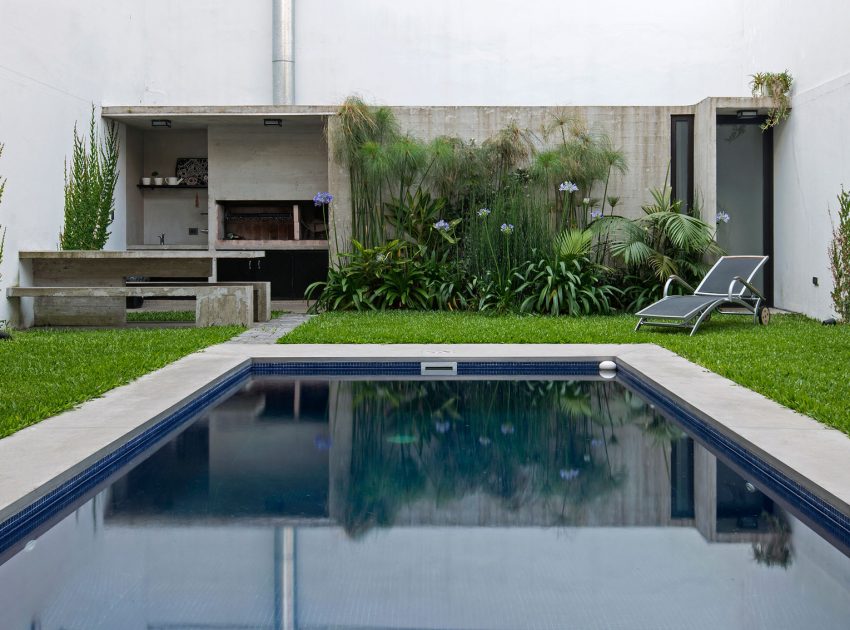 A Stylish Concrete House with a Courtyard and Pool in Buenos Aires by BAK Arquitectos (7)