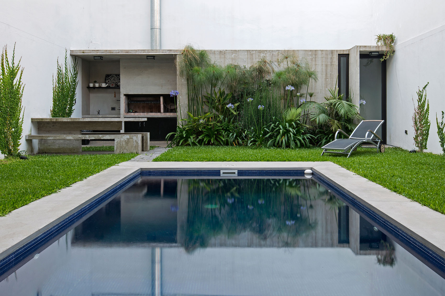 A Stylish Concrete House with a Courtyard and Pool in Buenos Aires by BAK Arquitectos (7)