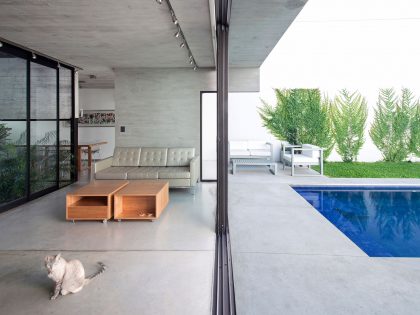 A Stylish Concrete House with a Courtyard and Pool in Buenos Aires by BAK Arquitectos (8)