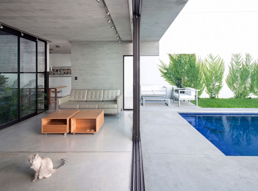 A Stylish Concrete House with a Courtyard and Pool in Buenos Aires by BAK Arquitectos (8)