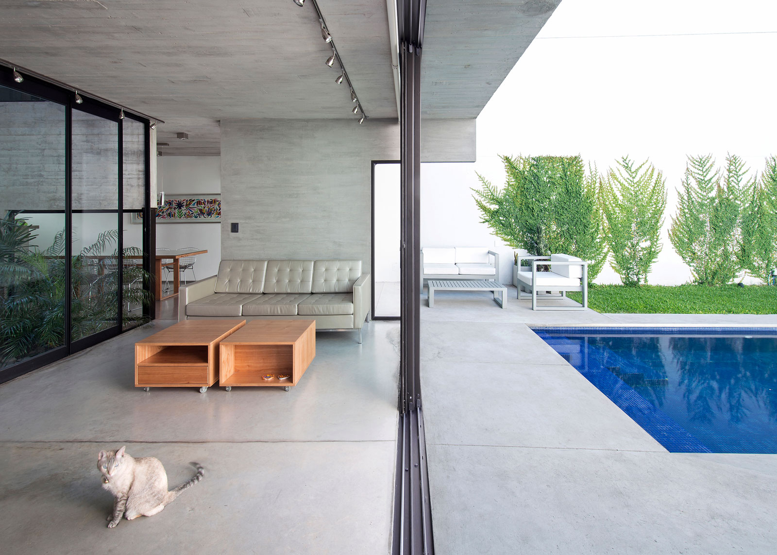 A Stylish Concrete House with a Courtyard and Pool in Buenos Aires by BAK Arquitectos (8)