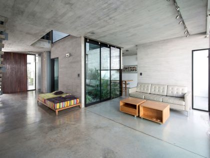 A Stylish Concrete House with a Courtyard and Pool in Buenos Aires by BAK Arquitectos (9)