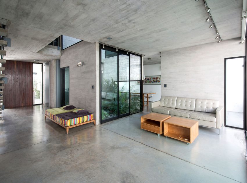A Stylish Concrete House with a Courtyard and Pool in Buenos Aires by BAK Arquitectos (9)