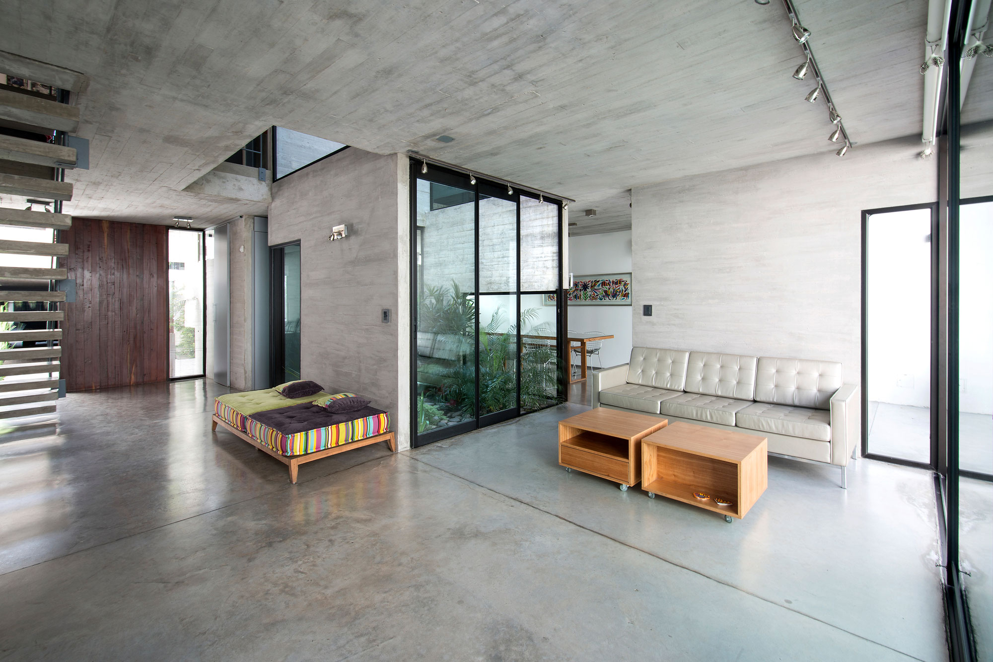 A Stylish Concrete House with a Courtyard and Pool in Buenos Aires by BAK Arquitectos (9)