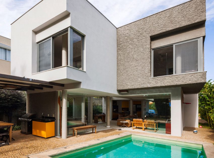 A Stylish Contemporary Beach House with White and Smooth Walls in São Sebastião, Brazil by Campanella Arquitetura (1)
