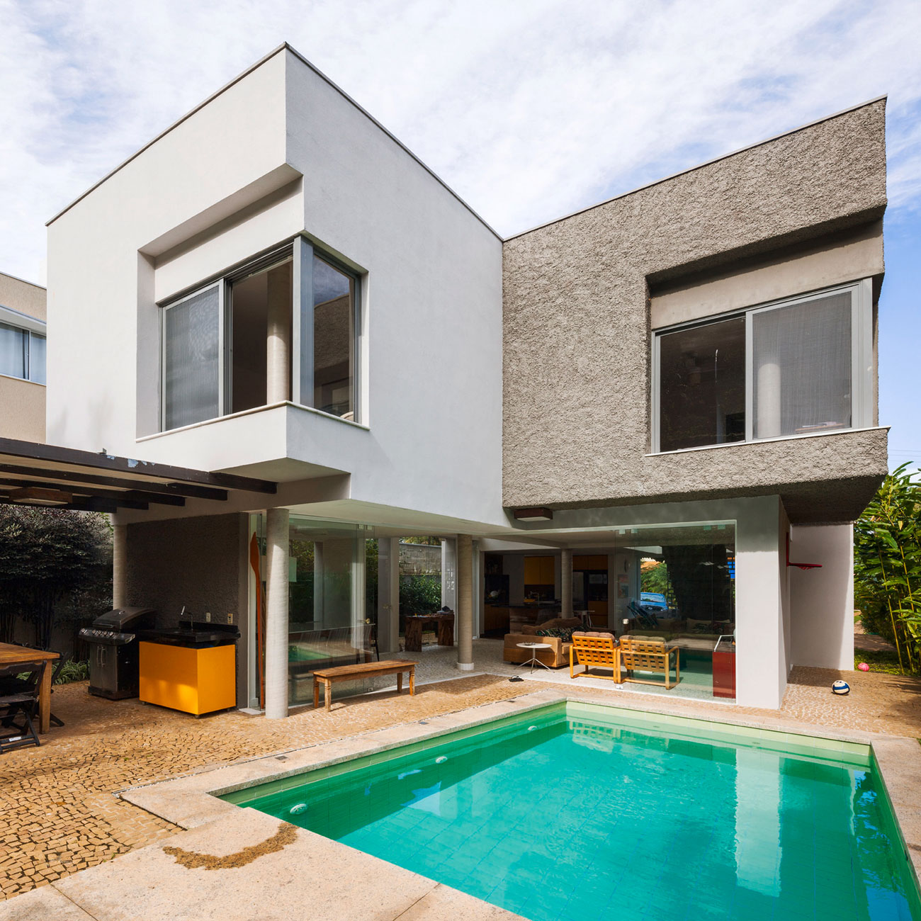 A Stylish Contemporary Beach House with White and Smooth Walls in São Sebastião, Brazil by Campanella Arquitetura (1)