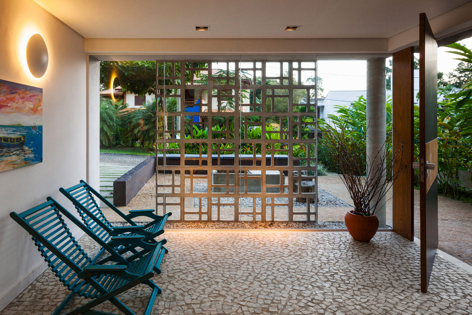 A Stylish Contemporary Beach House with White and Smooth Walls in São Sebastião, Brazil by Campanella Arquitetura (10)