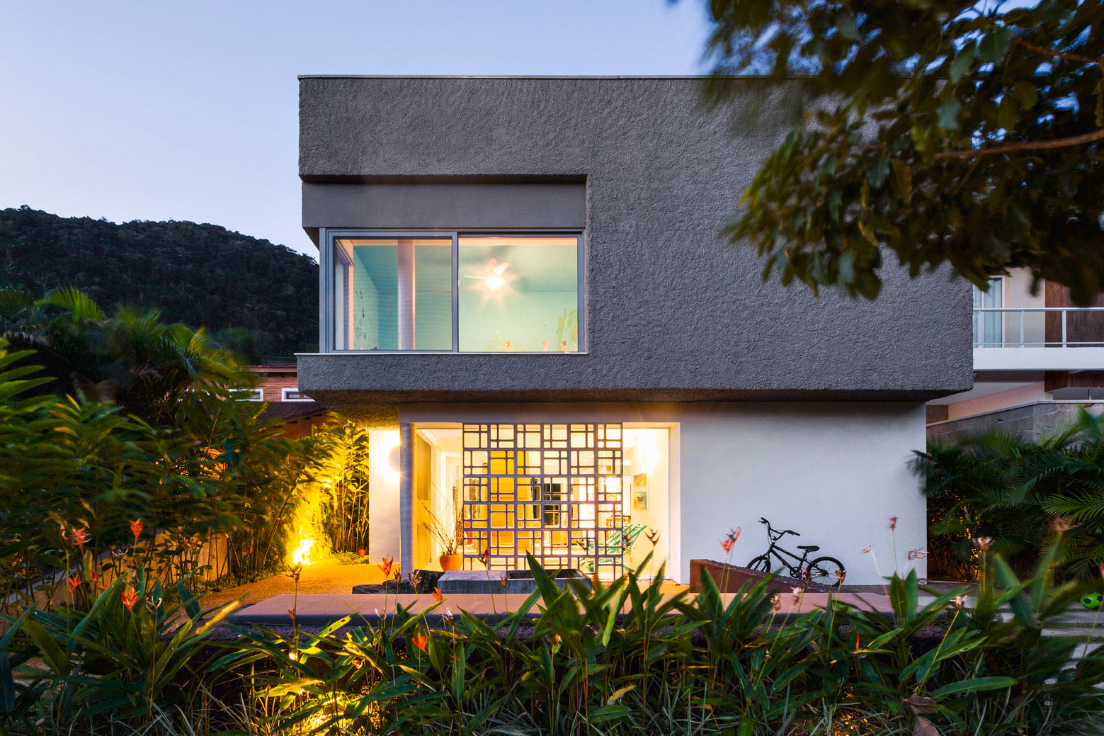 A Stylish Contemporary Beach House with White and Smooth Walls in São Sebastião, Brazil by Campanella Arquitetura (12)