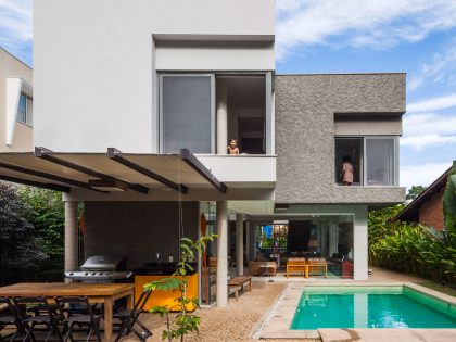 A Stylish Contemporary Beach House with White and Smooth Walls in São Sebastião, Brazil by Campanella Arquitetura (2)