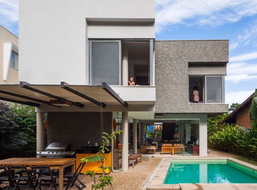 A Stylish Contemporary Beach House with White and Smooth Walls in São Sebastião, Brazil by Campanella Arquitetura (2)