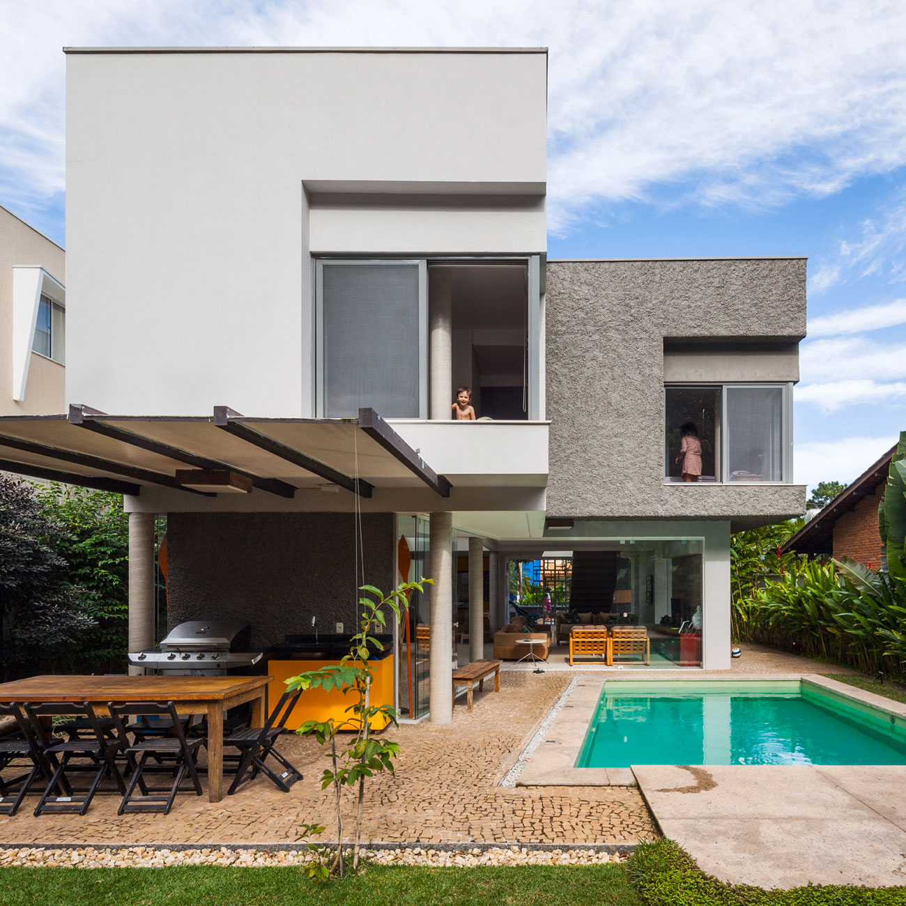 A Stylish Contemporary Beach House with White and Smooth Walls in São Sebastião, Brazil by Campanella Arquitetura (2)