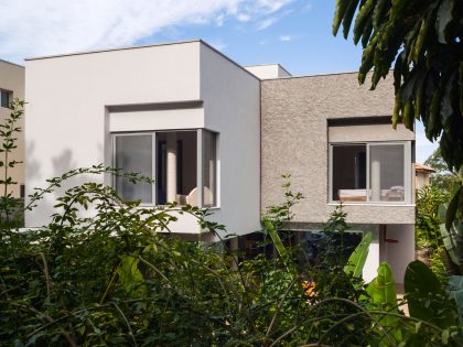 A Stylish Contemporary Beach House with White and Smooth Walls in São Sebastião, Brazil by Campanella Arquitetura (3)