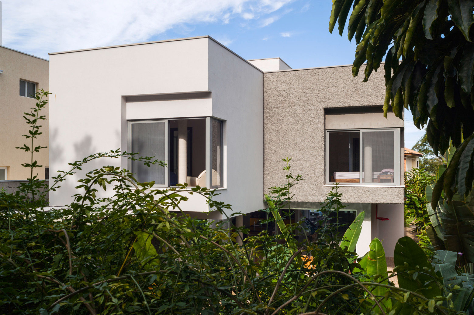 A Stylish Contemporary Beach House with White and Smooth Walls in São Sebastião, Brazil by Campanella Arquitetura (3)