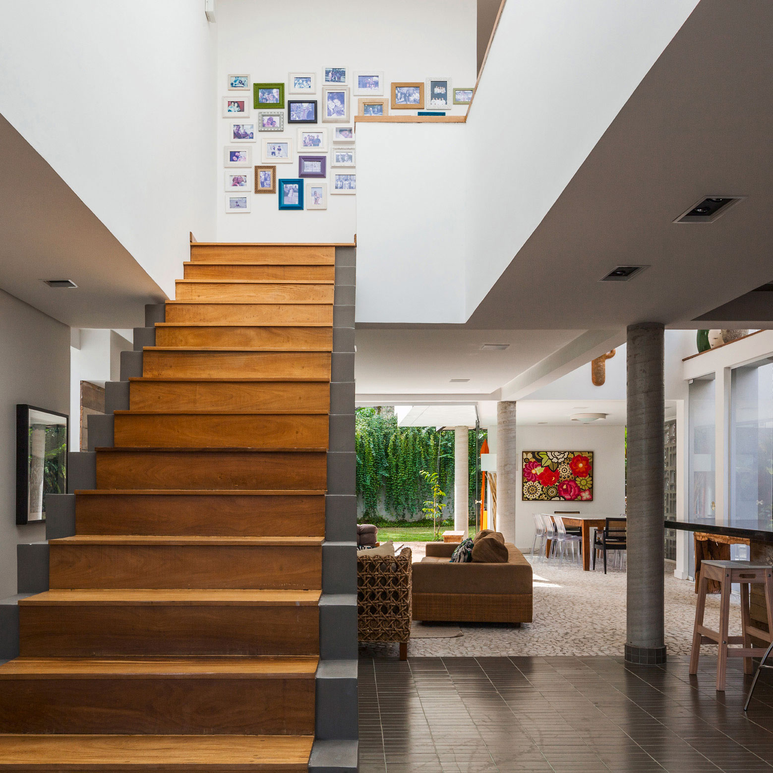 A Stylish Contemporary Beach House with White and Smooth Walls in São Sebastião, Brazil by Campanella Arquitetura (5)