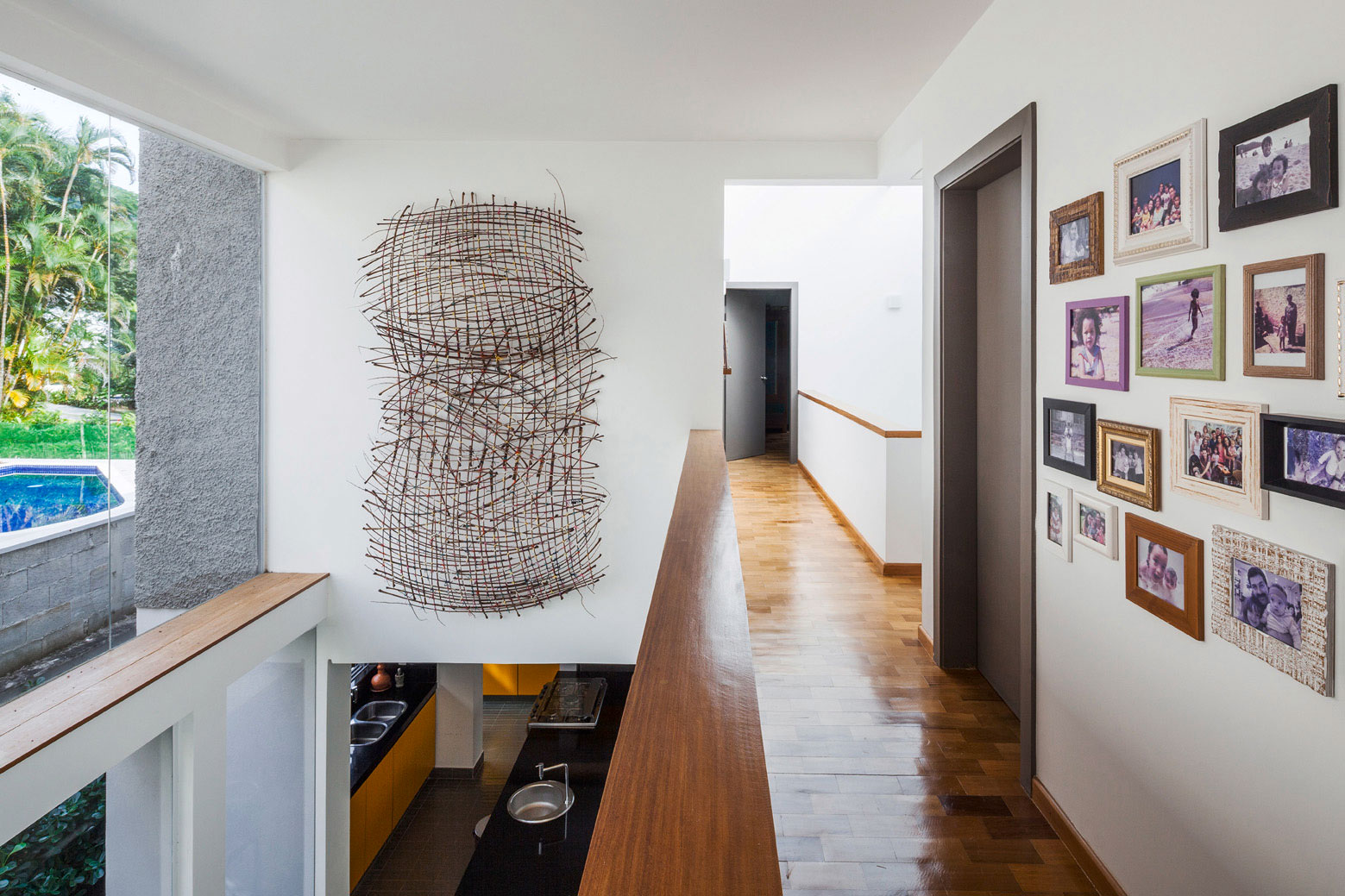 A Stylish Contemporary Beach House with White and Smooth Walls in São Sebastião, Brazil by Campanella Arquitetura (6)