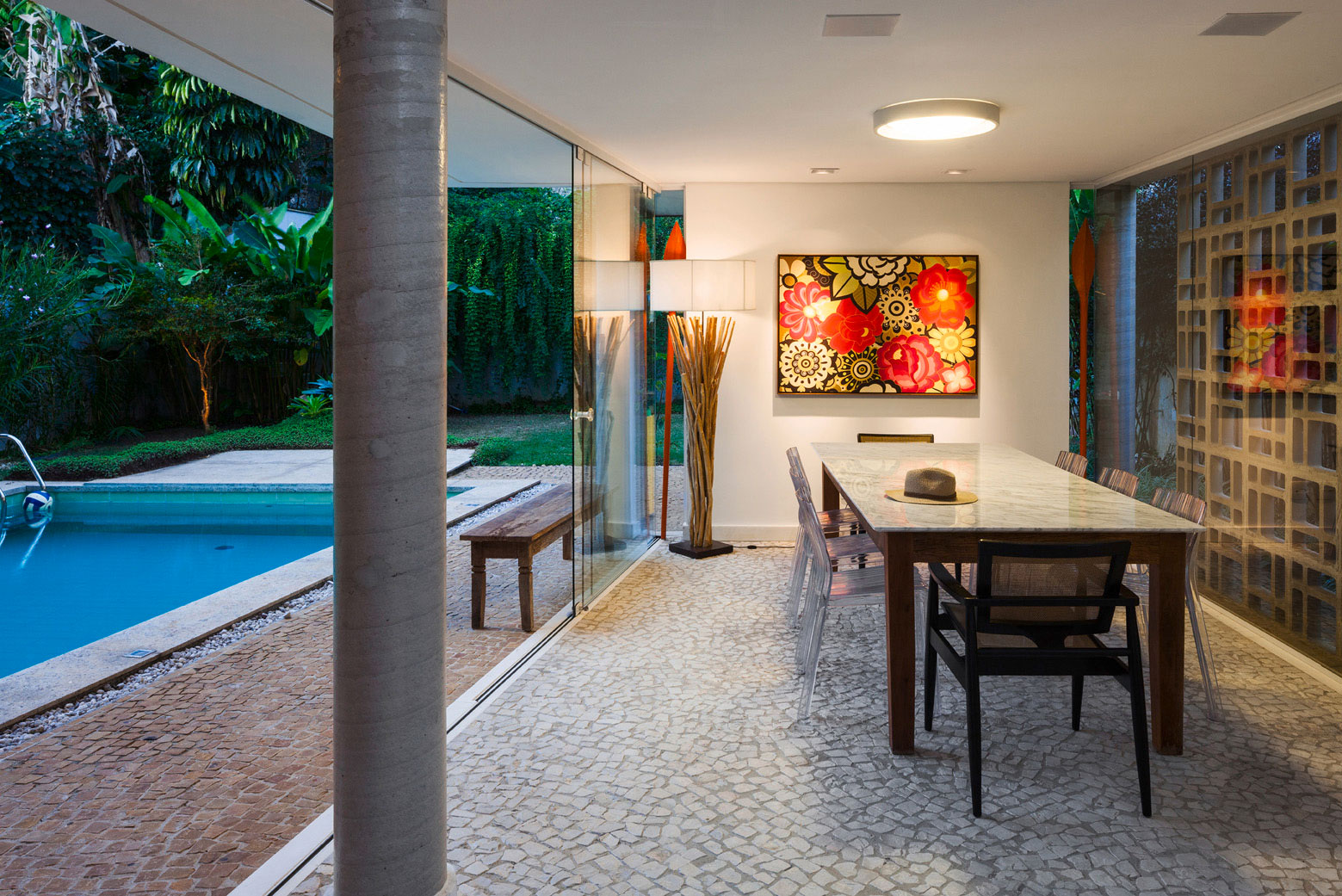 A Stylish Contemporary Beach House with White and Smooth Walls in São Sebastião, Brazil by Campanella Arquitetura (7)