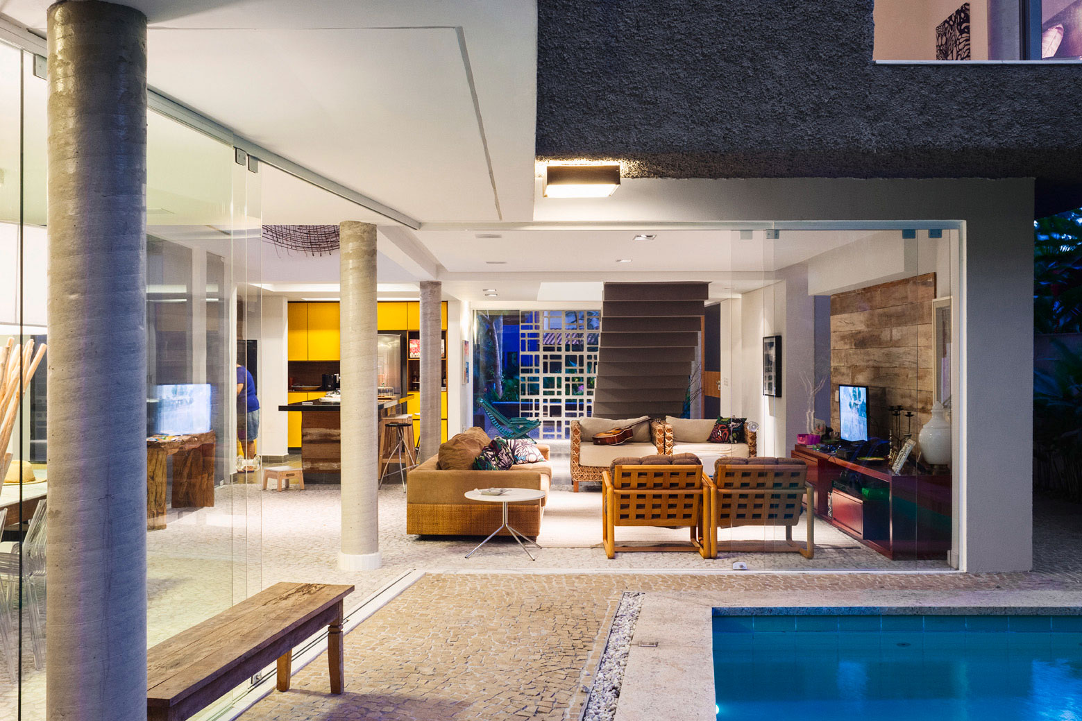 A Stylish Contemporary Beach House with White and Smooth Walls in São Sebastião, Brazil by Campanella Arquitetura (8)