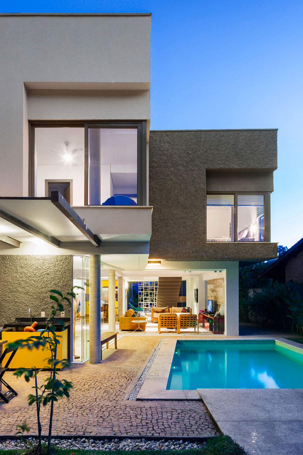 A Stylish Contemporary Beach House with White and Smooth Walls in São Sebastião, Brazil by Campanella Arquitetura (9)