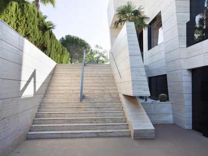 A Stylish Contemporary Concrete House with Black Glass and Marble Facade in Seville by A-cero (11)