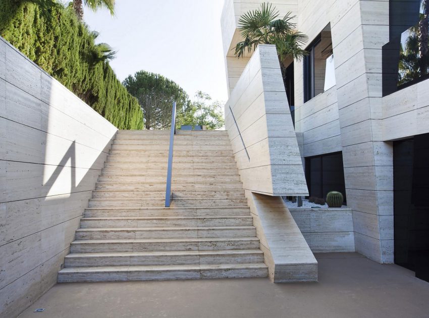 A Stylish Contemporary Concrete House with Black Glass and Marble Facade in Seville by A-cero (11)