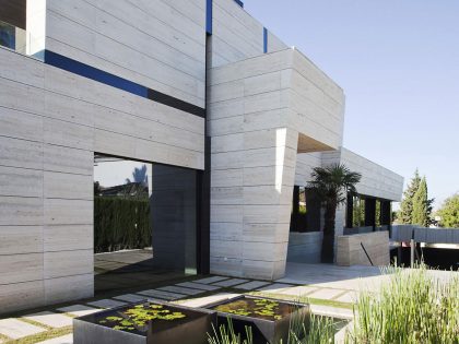 A Stylish Contemporary Concrete House with Black Glass and Marble Facade in Seville by A-cero (13)