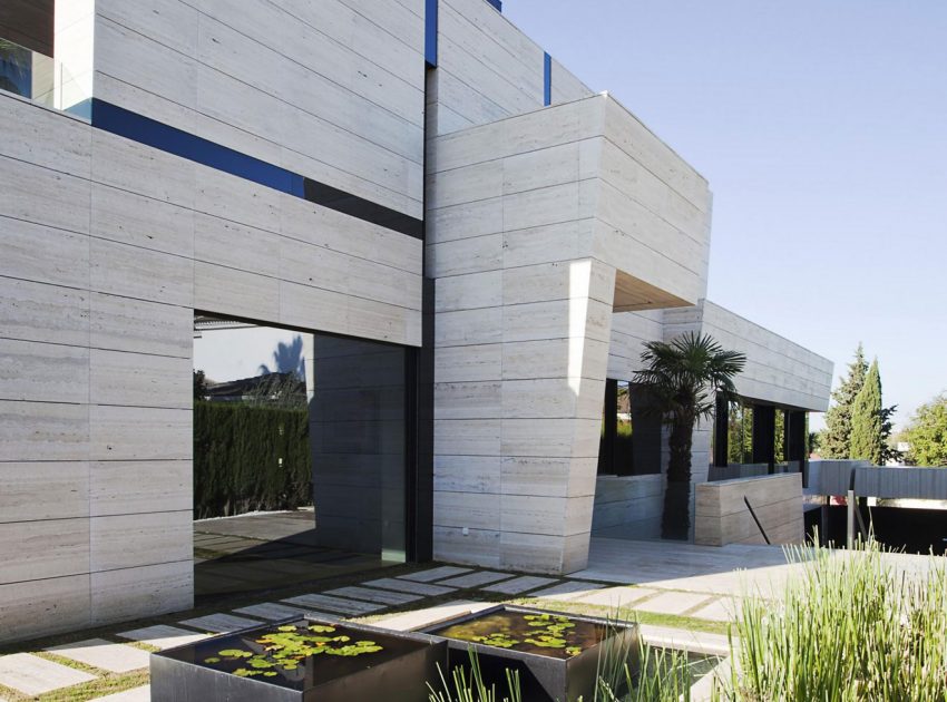 A Stylish Contemporary Concrete House with Black Glass and Marble Facade in Seville by A-cero (13)