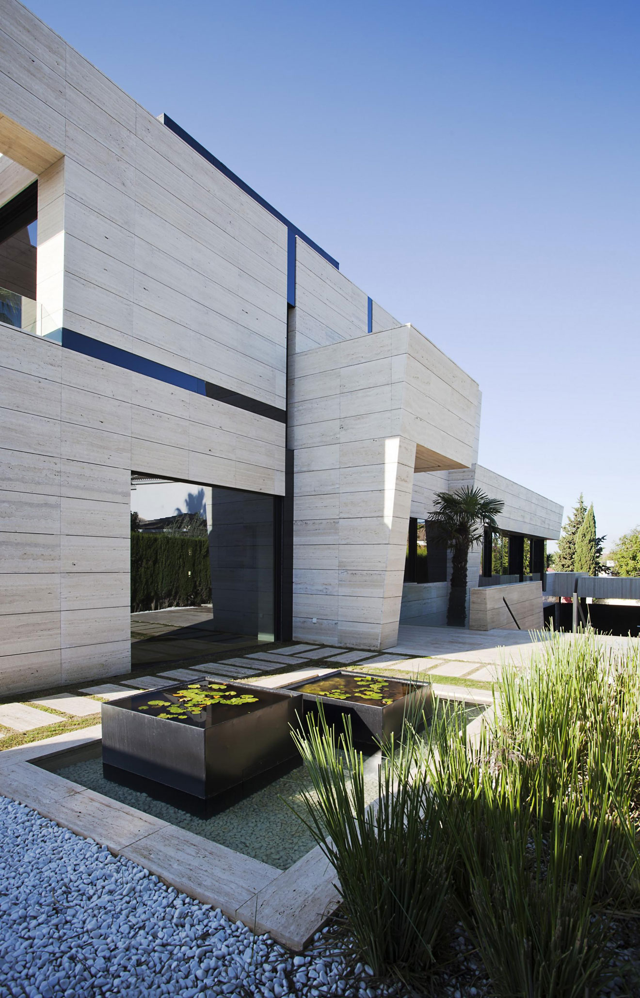 A Stylish Contemporary Concrete House with Black Glass and Marble Facade in Seville by A-cero (13)