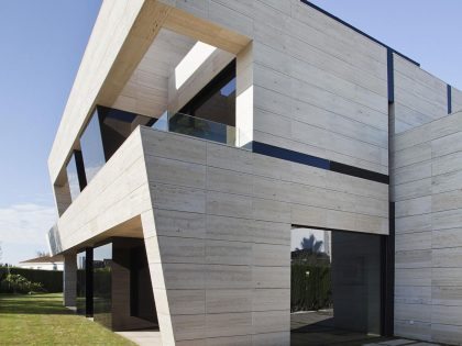 A Stylish Contemporary Concrete House with Black Glass and Marble Facade in Seville by A-cero (14)