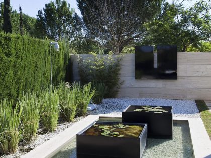 A Stylish Contemporary Concrete House with Black Glass and Marble Facade in Seville by A-cero (16)