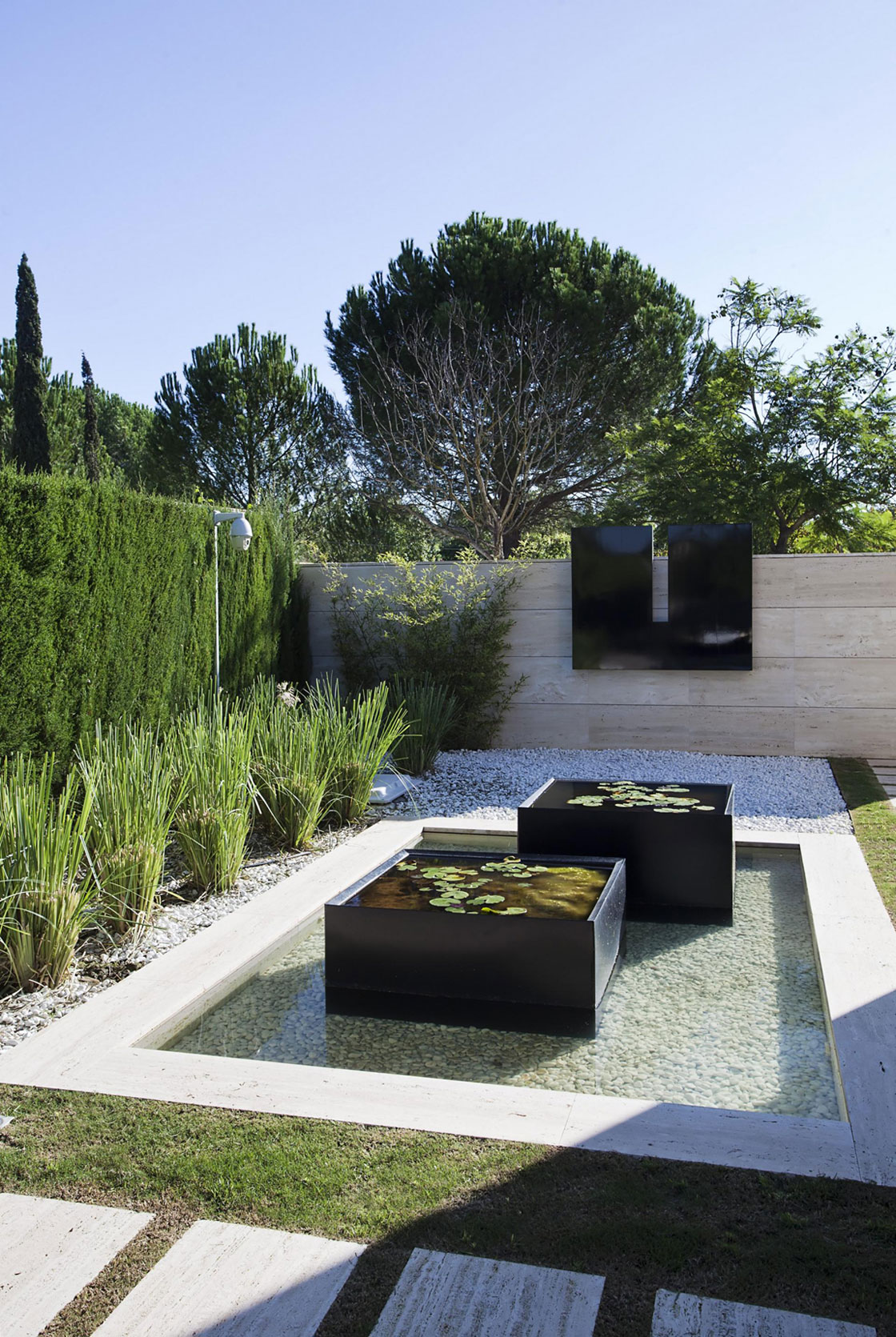 A Stylish Contemporary Concrete House with Black Glass and Marble Facade in Seville by A-cero (16)