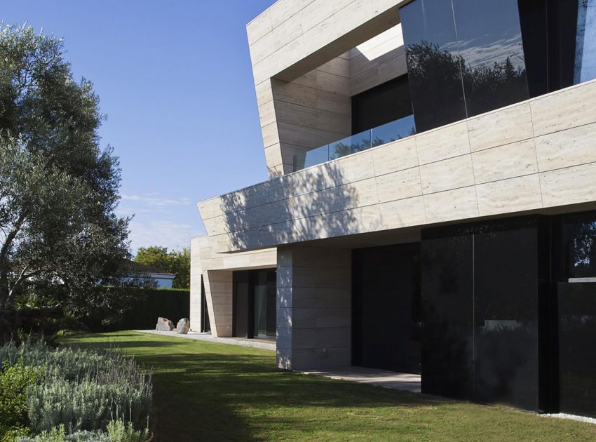 A Stylish Contemporary Concrete House with Black Glass and Marble Facade in Seville by A-cero (17)