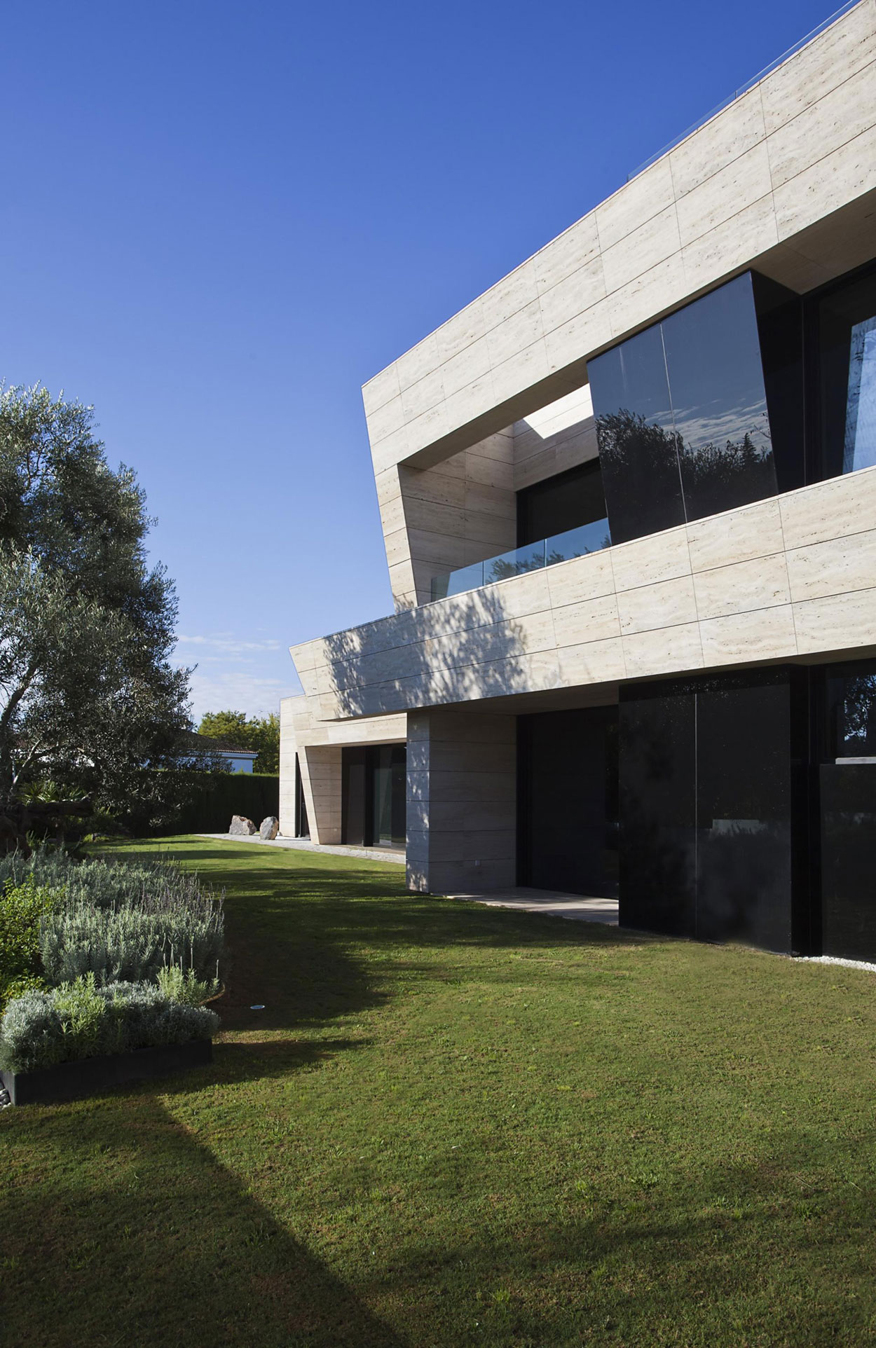 A Stylish Contemporary Concrete House with Black Glass and Marble Facade in Seville by A-cero (17)
