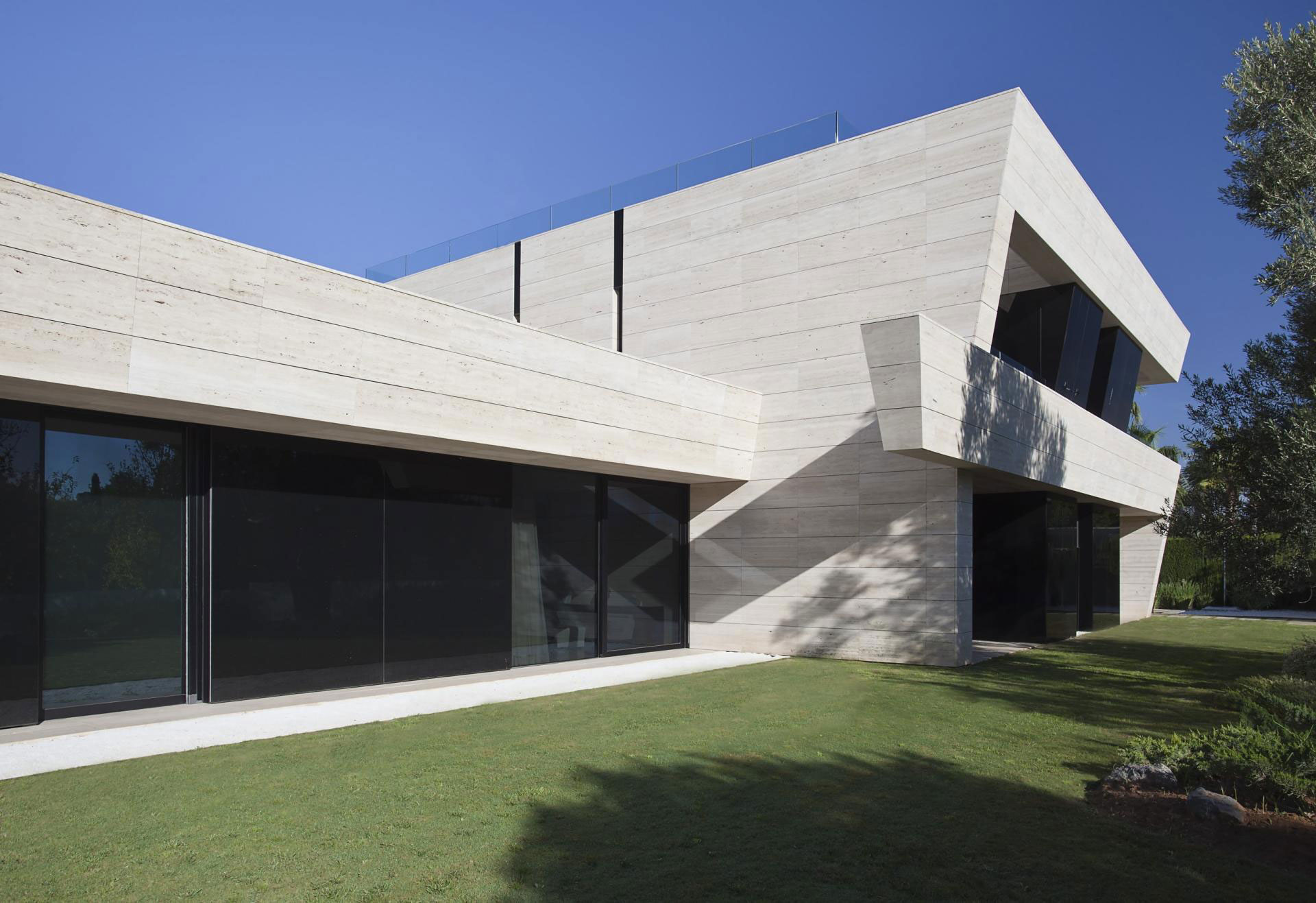 A Stylish Contemporary Concrete House with Black Glass and Marble Facade in Seville by A-cero (18)