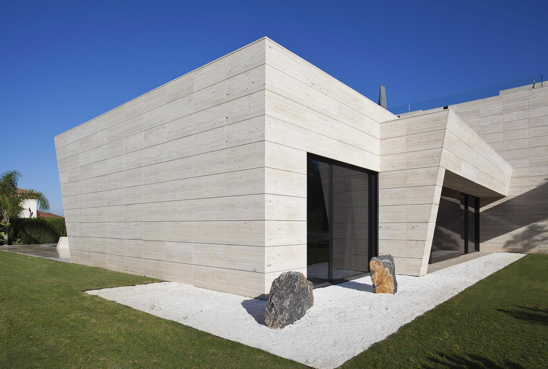 A Stylish Contemporary Concrete House with Black Glass and Marble Facade in Seville by A-cero (19)