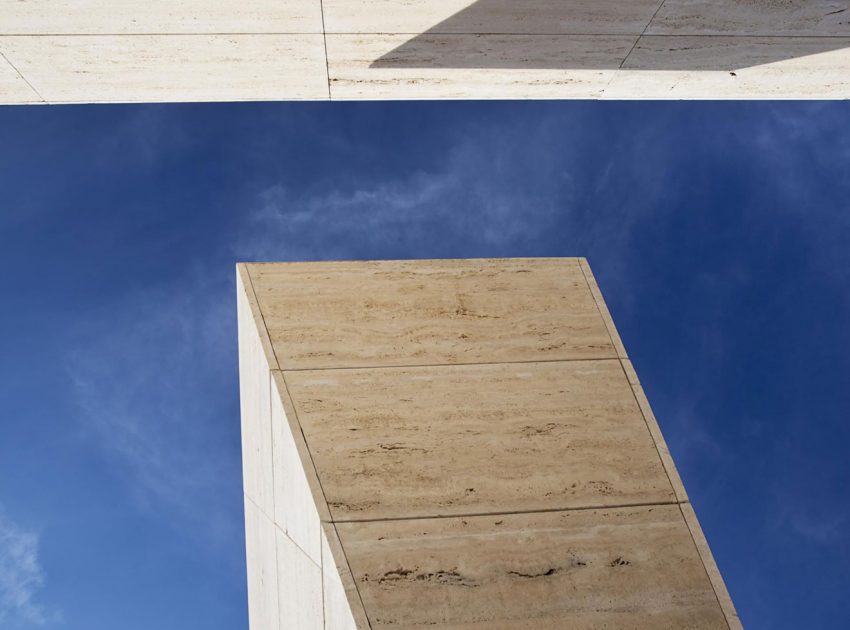 A Stylish Contemporary Concrete House with Black Glass and Marble Facade in Seville by A-cero (20)