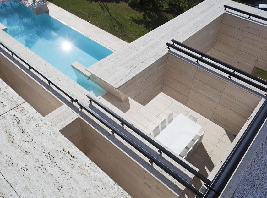 A Stylish Contemporary Concrete House with Black Glass and Marble Facade in Seville by A-cero (21)