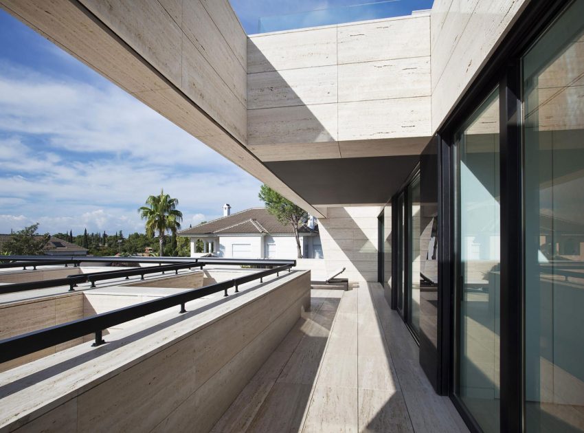 A Stylish Contemporary Concrete House with Black Glass and Marble Facade in Seville by A-cero (22)