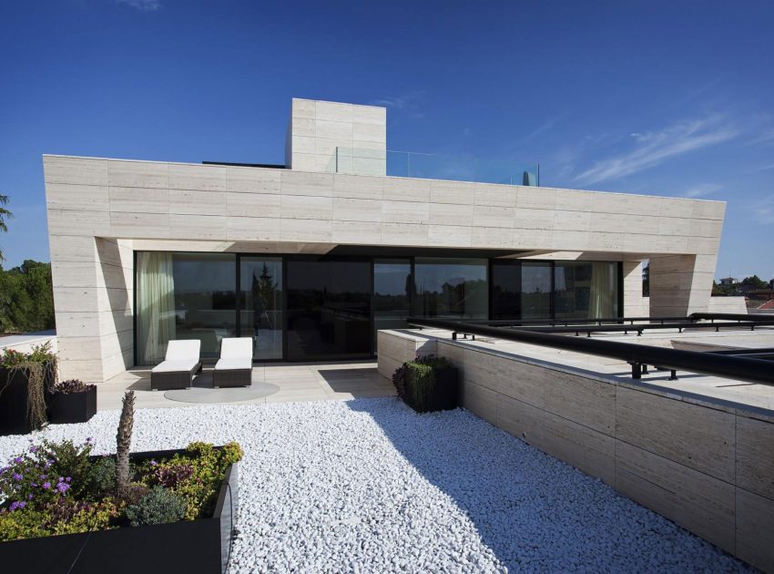 A Stylish Contemporary Concrete House with Black Glass and Marble Facade in Seville by A-cero (23)