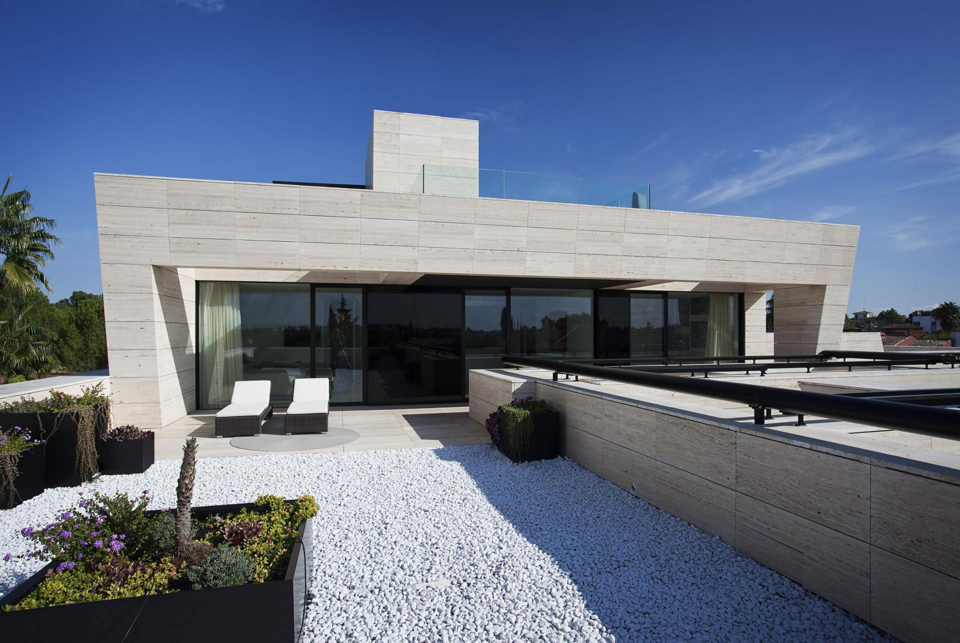 A Stylish Contemporary Concrete House with Black Glass and Marble Facade in Seville by A-cero (23)