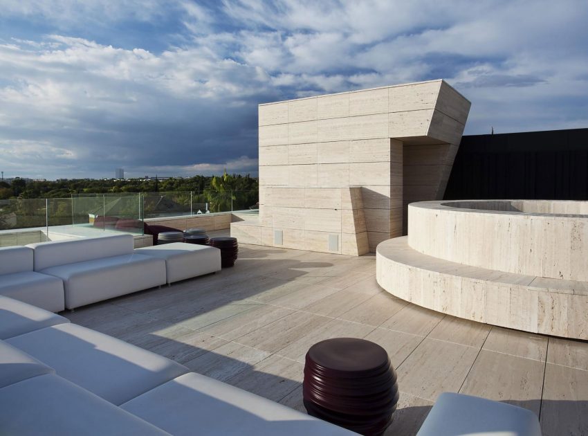 A Stylish Contemporary Concrete House with Black Glass and Marble Facade in Seville by A-cero (25)