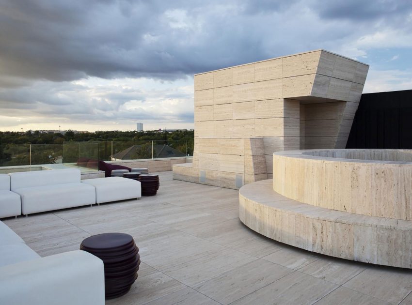 A Stylish Contemporary Concrete House with Black Glass and Marble Facade in Seville by A-cero (26)