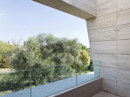 A Stylish Contemporary Concrete House with Black Glass and Marble Facade in Seville by A-cero (27)