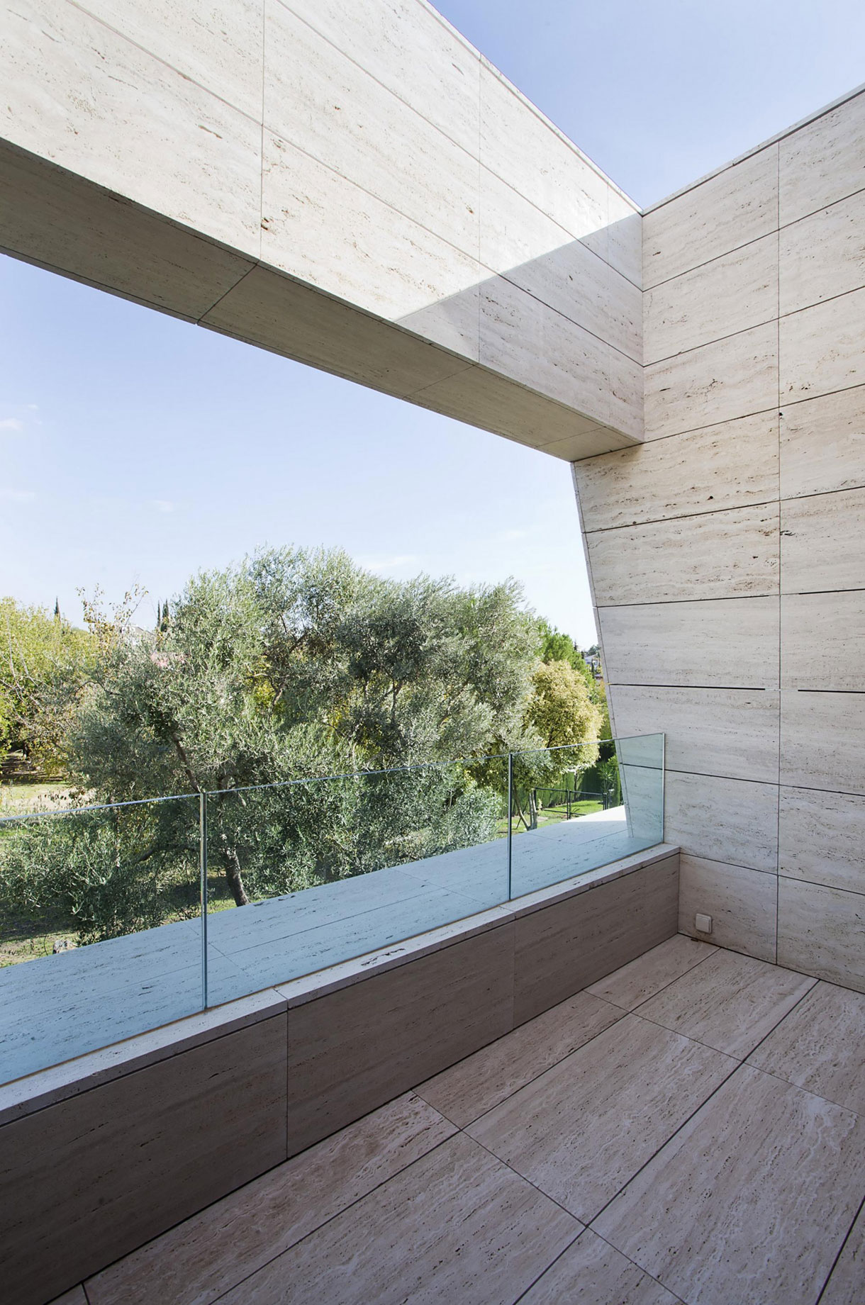 A Stylish Contemporary Concrete House with Black Glass and Marble Facade in Seville by A-cero (27)
