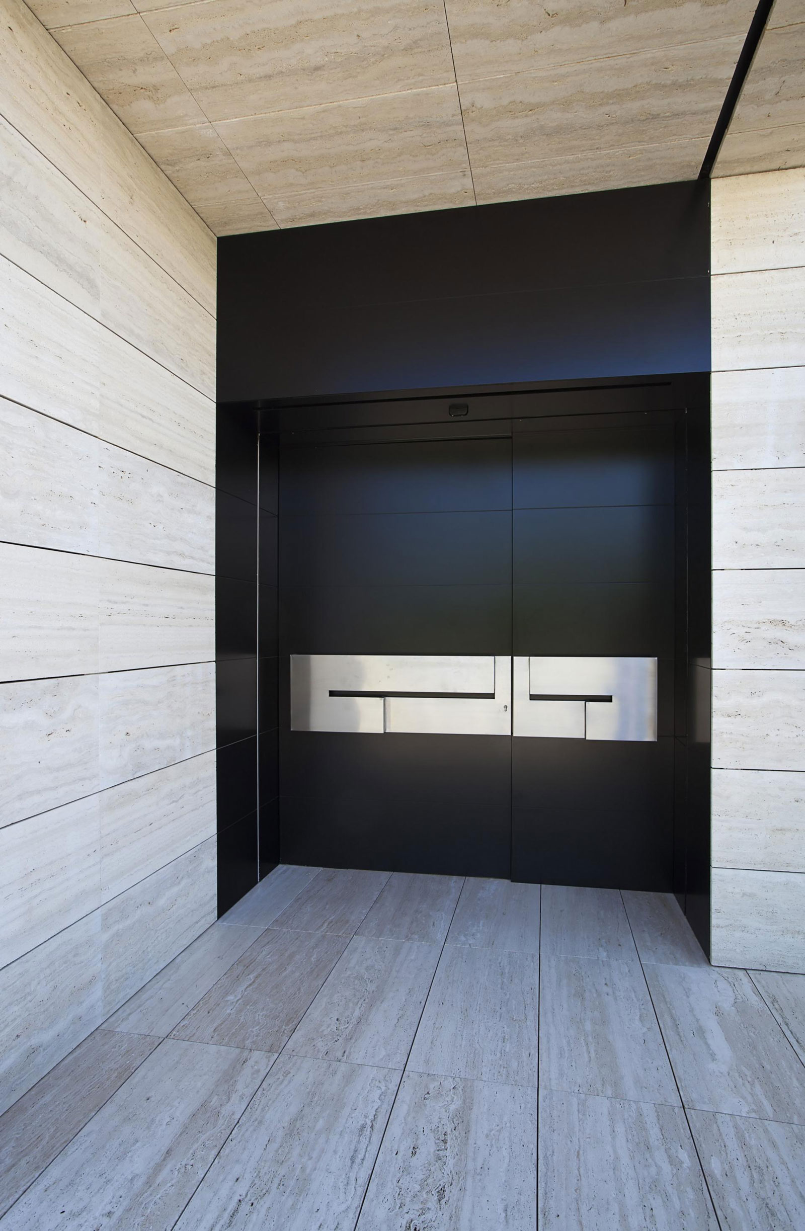 A Stylish Contemporary Concrete House with Black Glass and Marble Facade in Seville by A-cero (28)