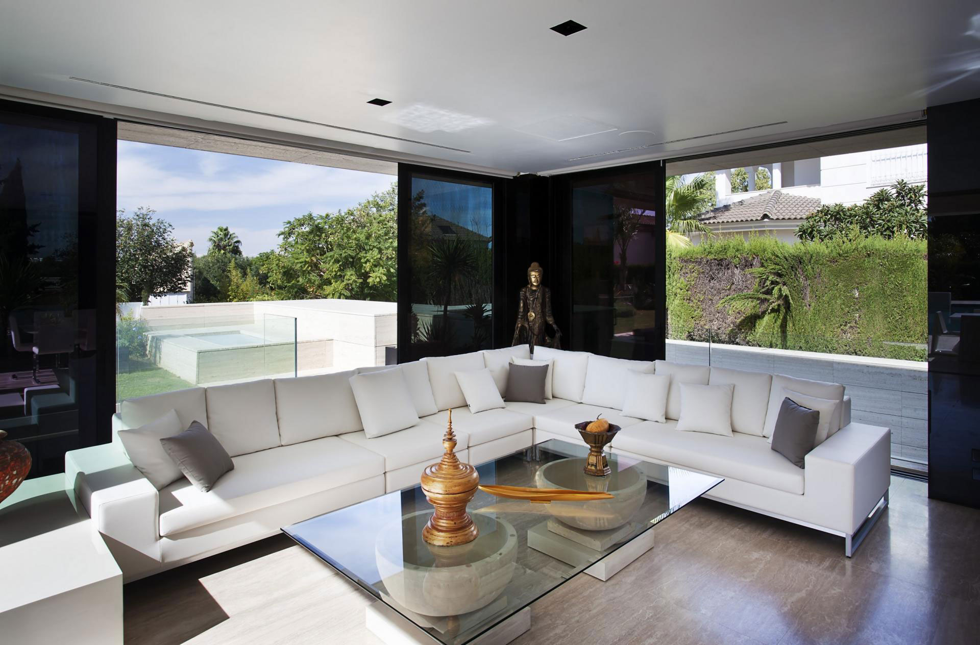 A Stylish Contemporary Concrete House with Black Glass and Marble Facade in Seville by A-cero (37)