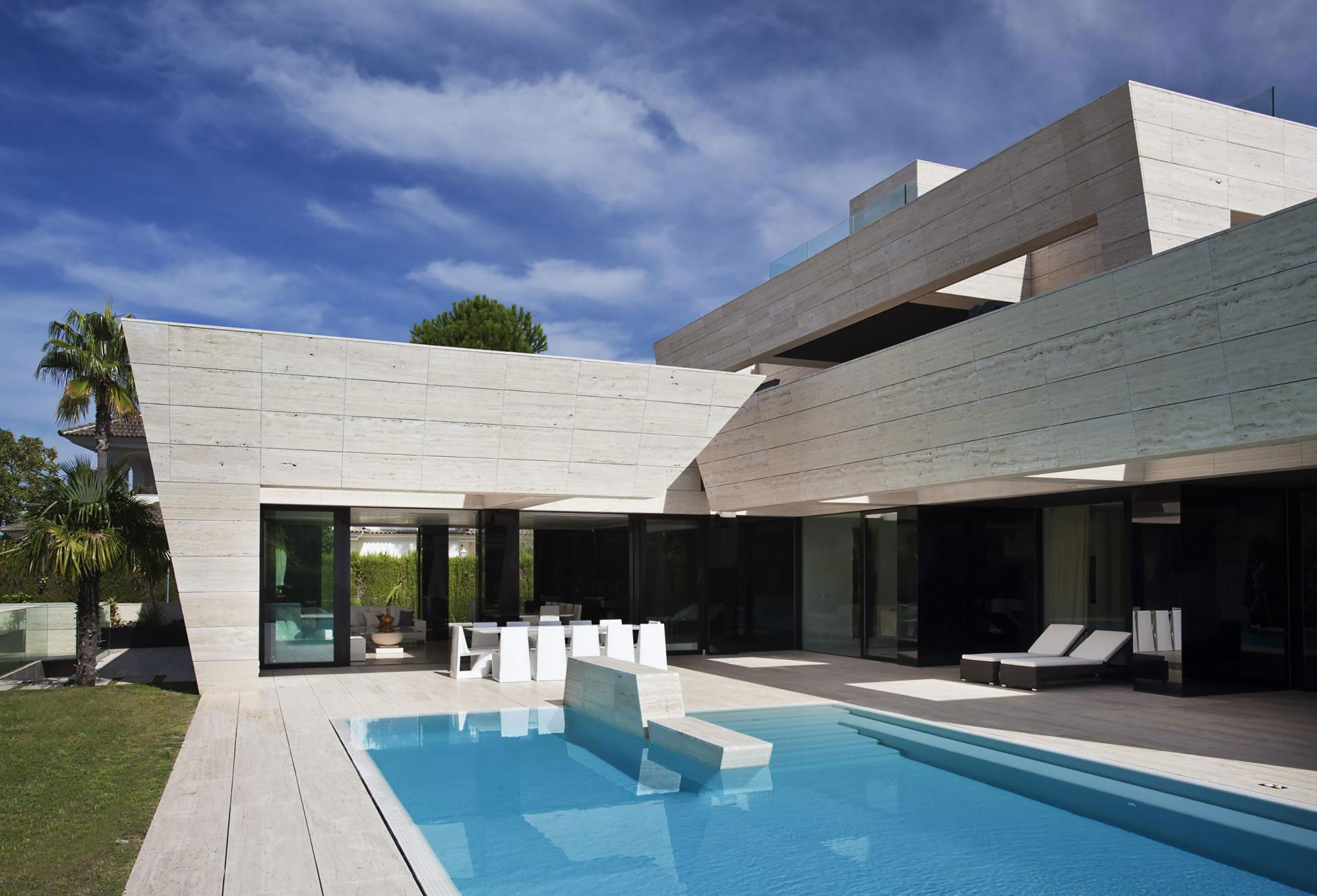 A Stylish Contemporary Concrete House with Black Glass and Marble Facade in Seville by A-cero (4)