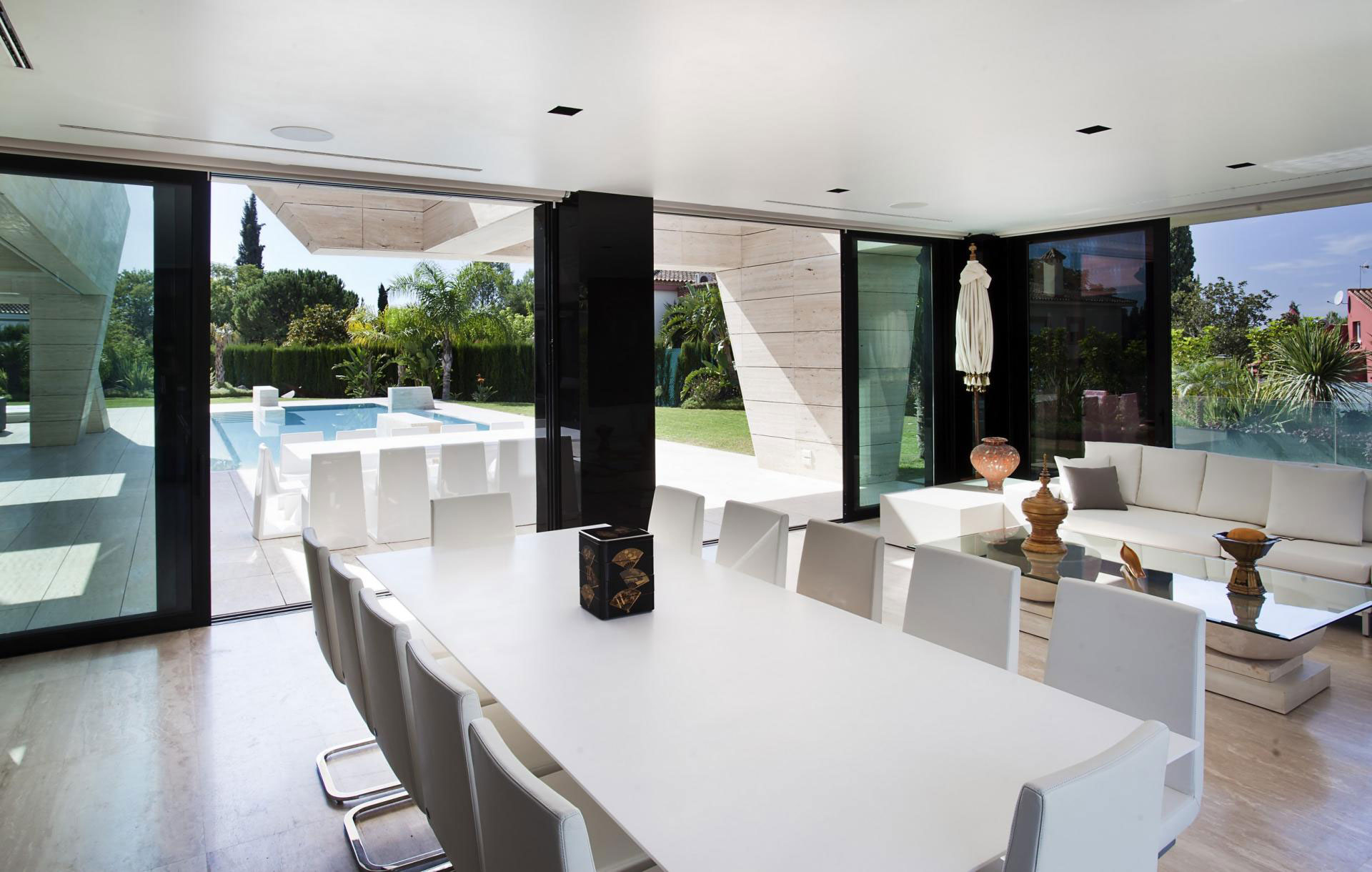 A Stylish Contemporary Concrete House with Black Glass and Marble Facade in Seville by A-cero (40)