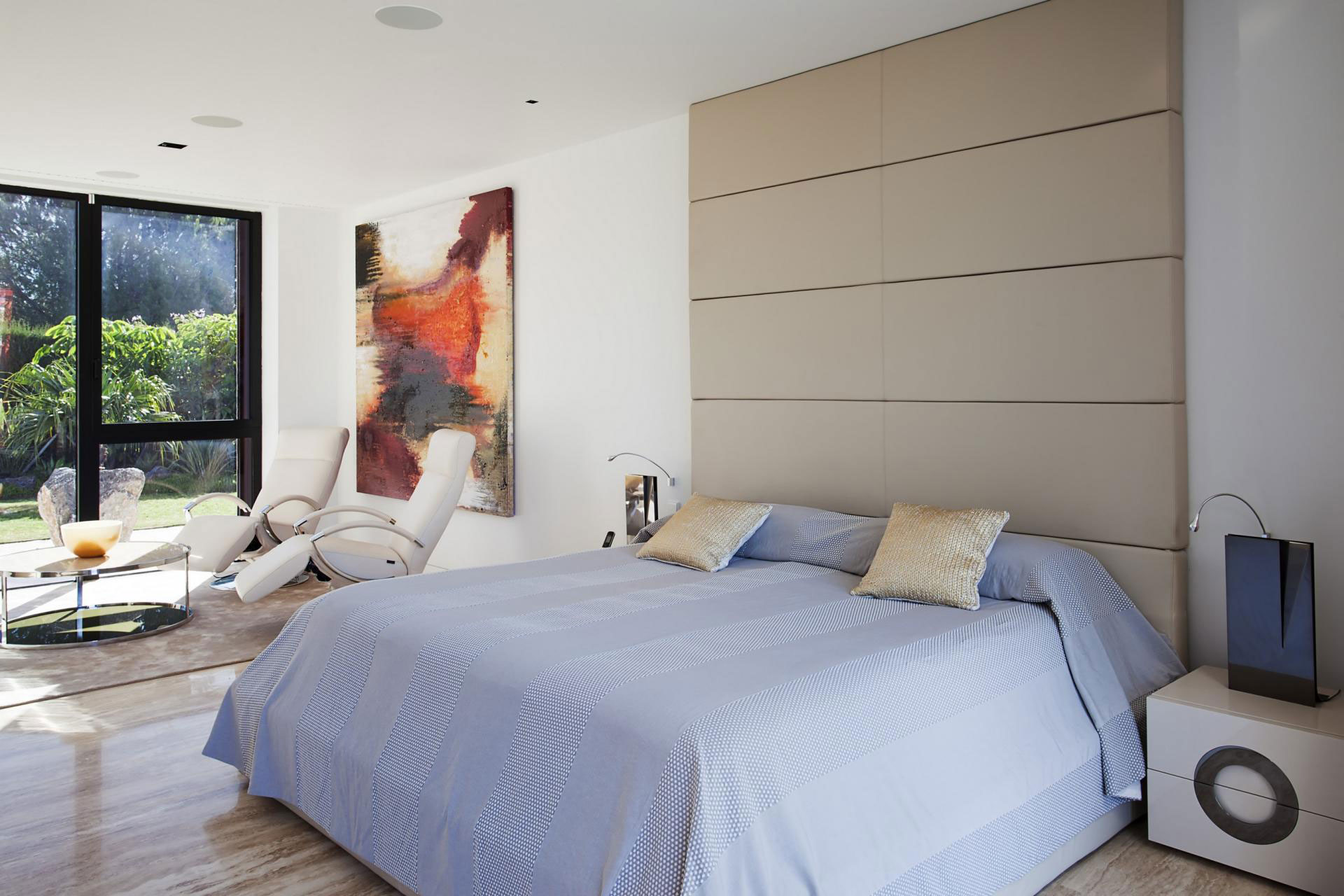 A Stylish Contemporary Concrete House with Black Glass and Marble Facade in Seville by A-cero (46)