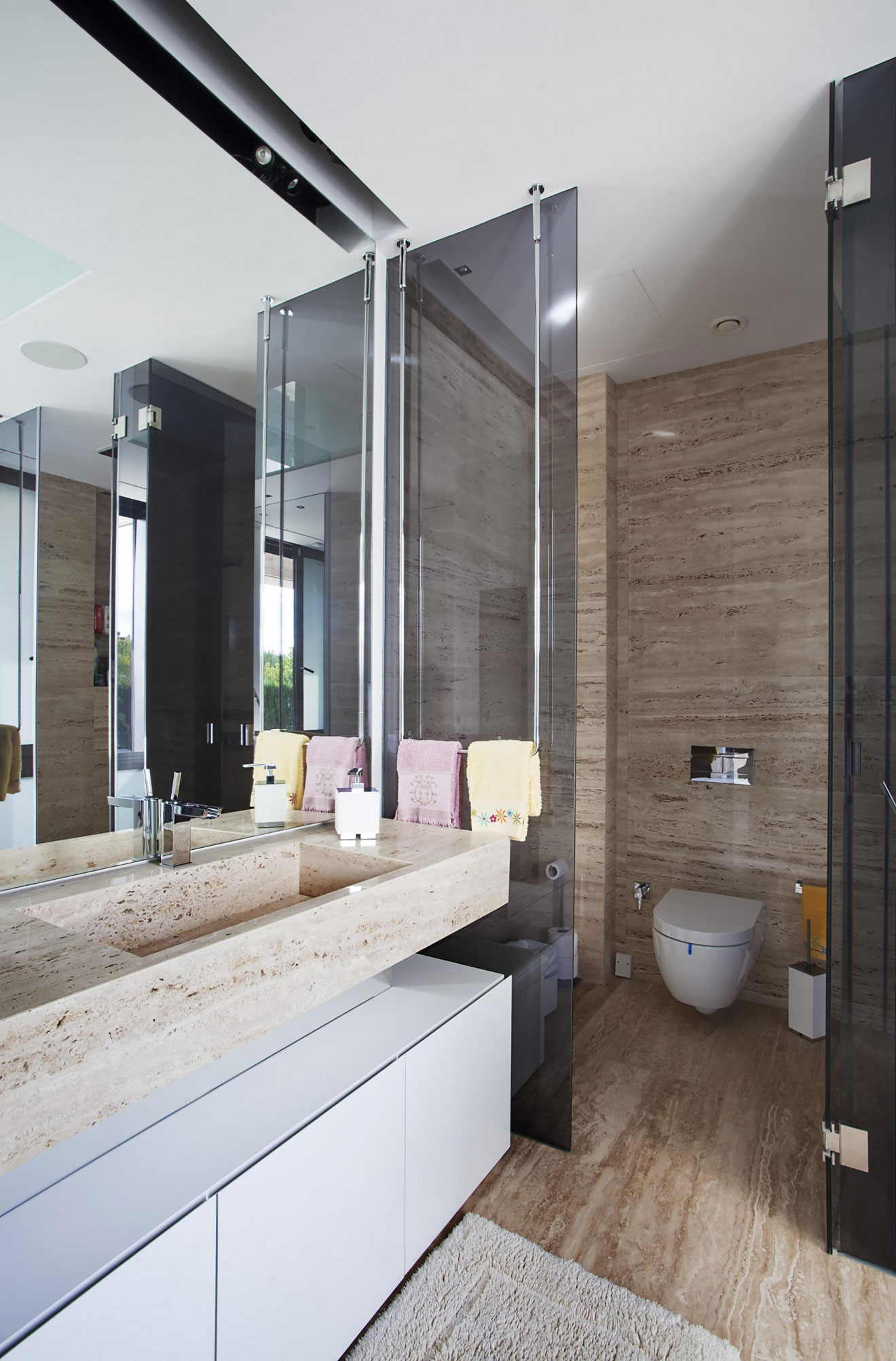 A Stylish Contemporary Concrete House with Black Glass and Marble Facade in Seville by A-cero (51)