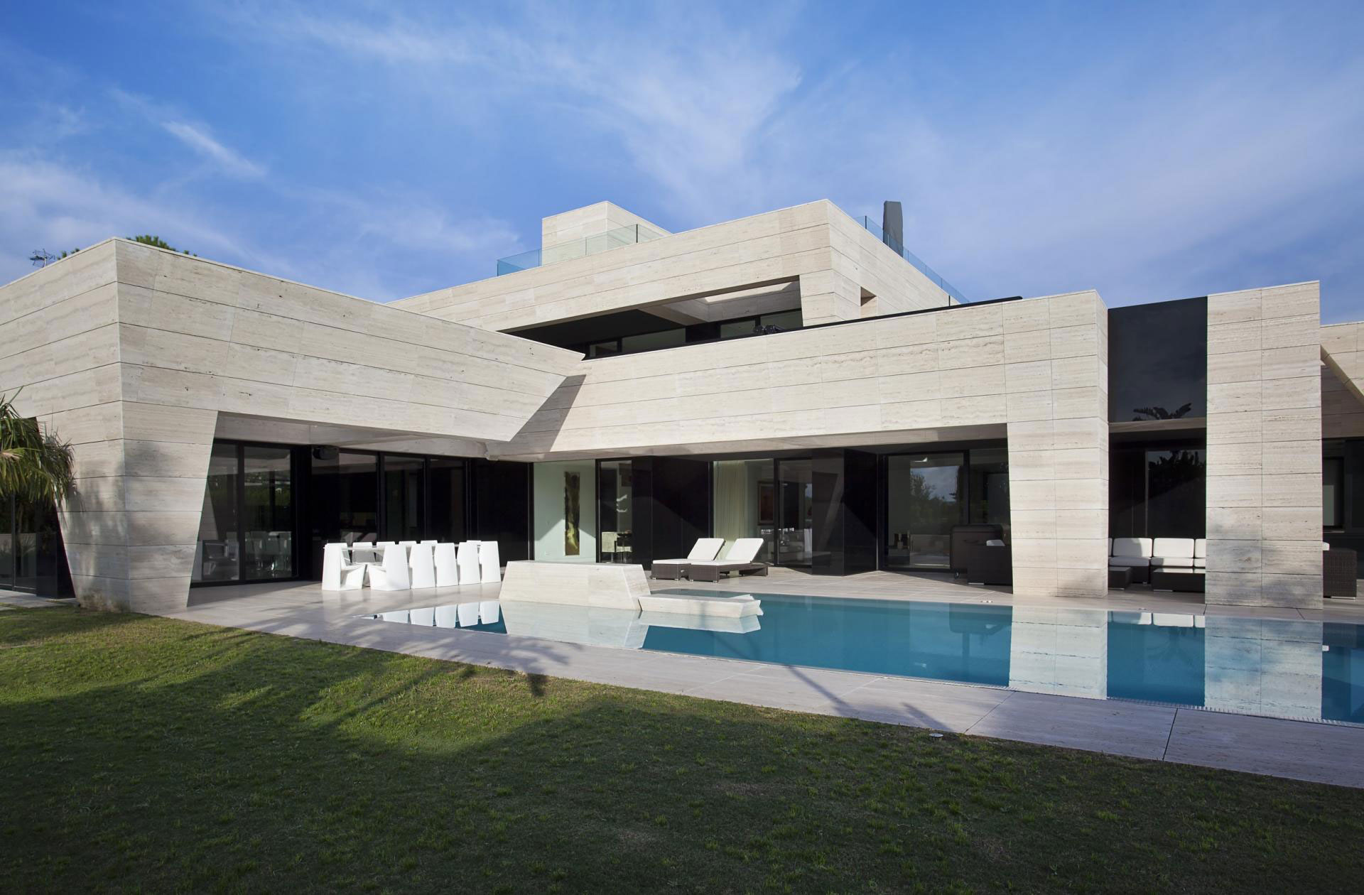 A Stylish Contemporary Concrete House with Black Glass and Marble Facade in Seville by A-cero (7)